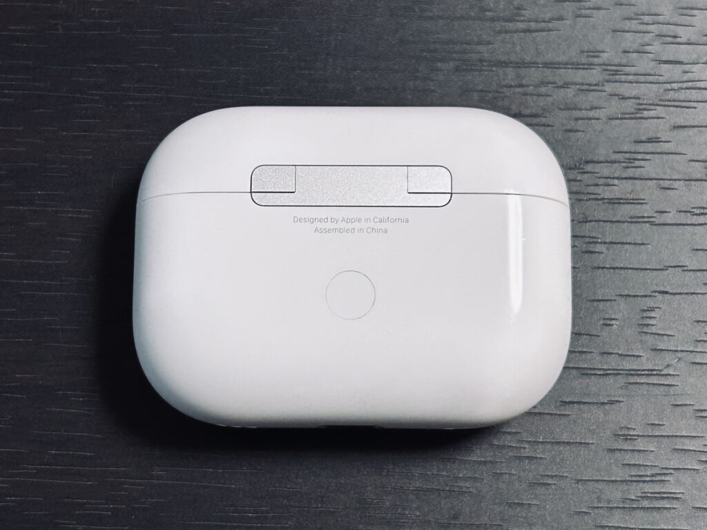AirPods Pro 2 の充電ケース背面。ペアリング用の物理ボタン付き。