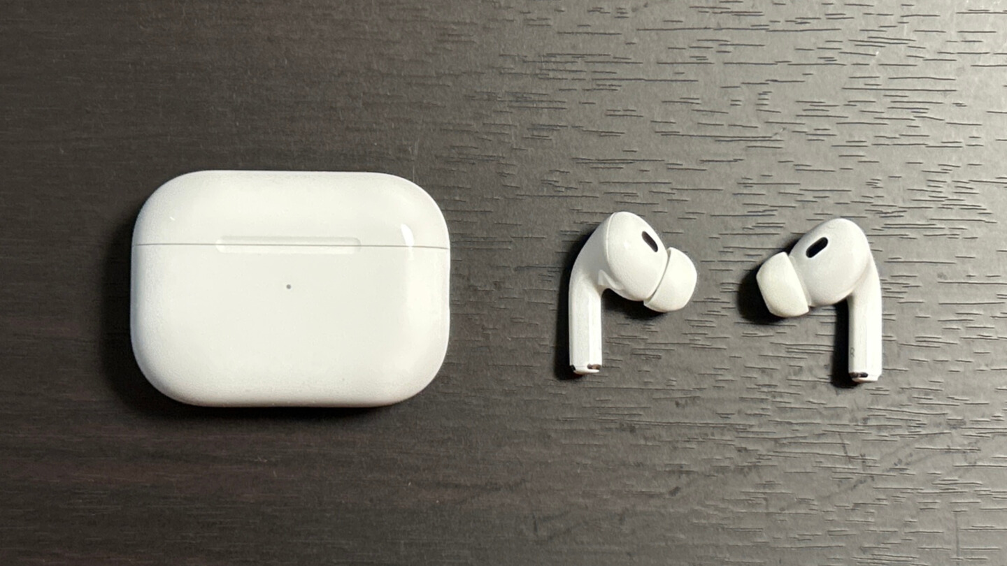AirPods Pro 第2世代のUSB-C充電ケースとイヤホン本体のフラットレイ写真