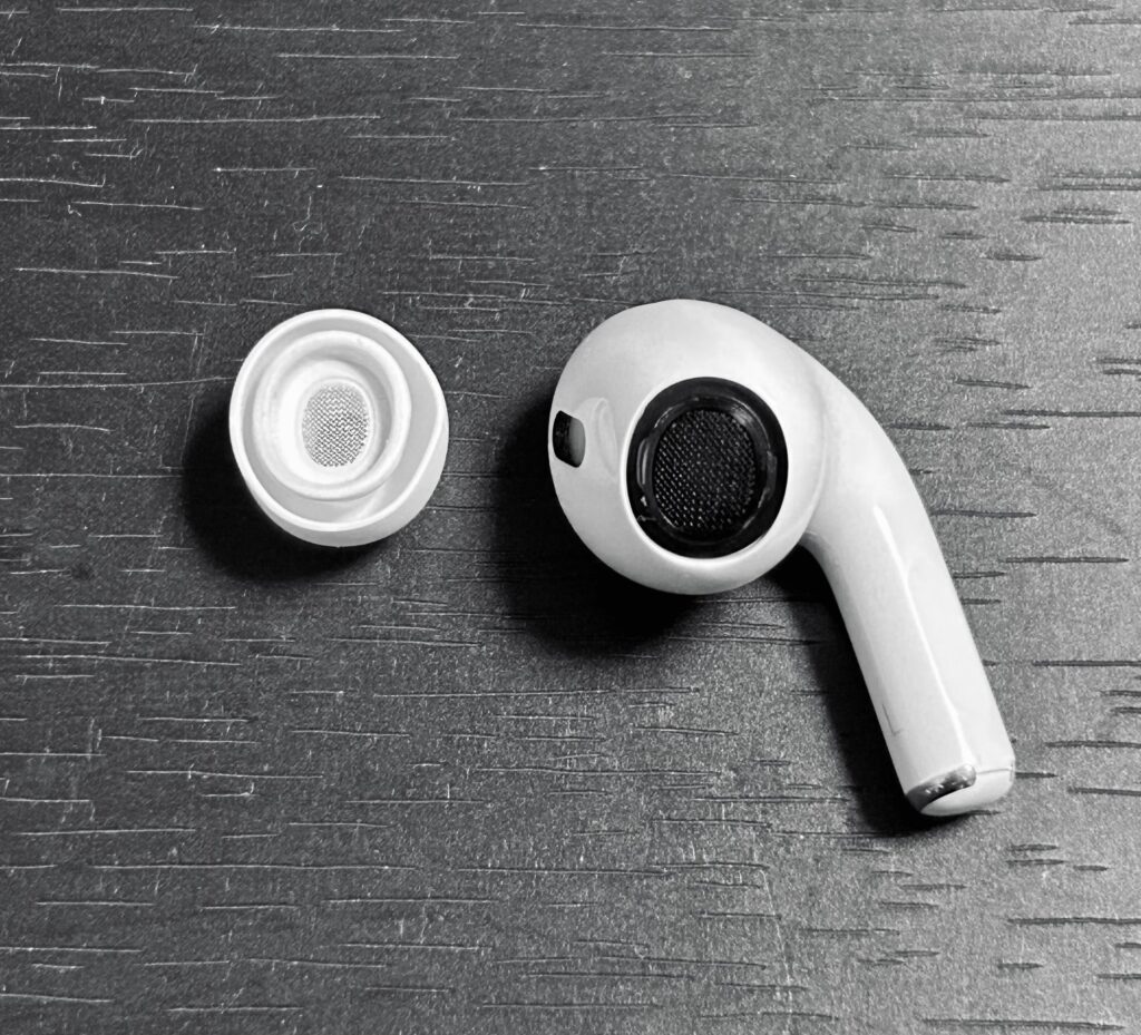 AirPods Pro 2 のイヤーチップを取り外した状態。イヤホン本体とチップの装着部形状を確認できる。