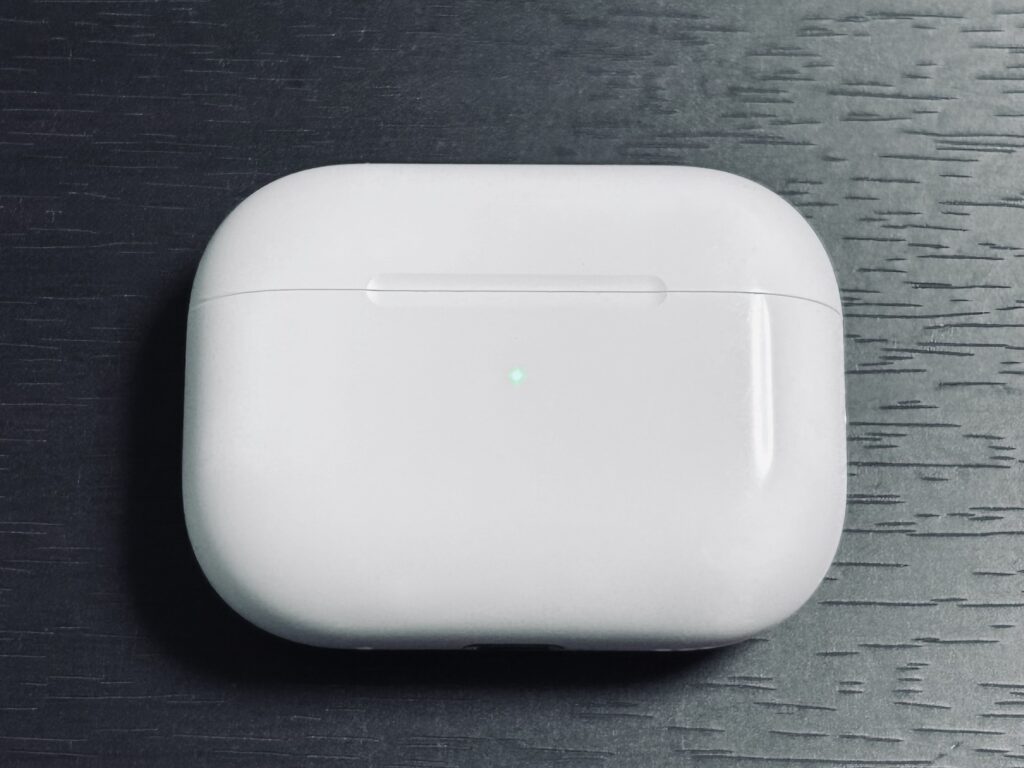 AirPods Pro 2 の充電ケース正面（ランプ点灯時）。従来型のLEDランプ点灯。
