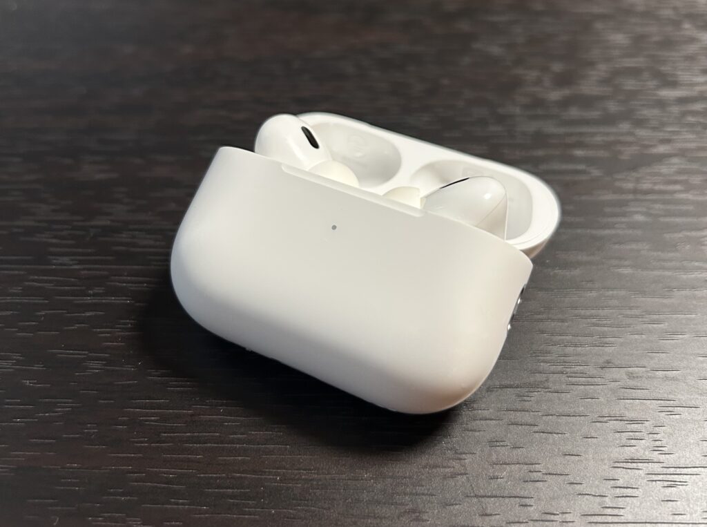 AirPods Pro 第2世代の充電ケースに収納されたイヤホンの写真。まとめレビュー用のイメージカット。