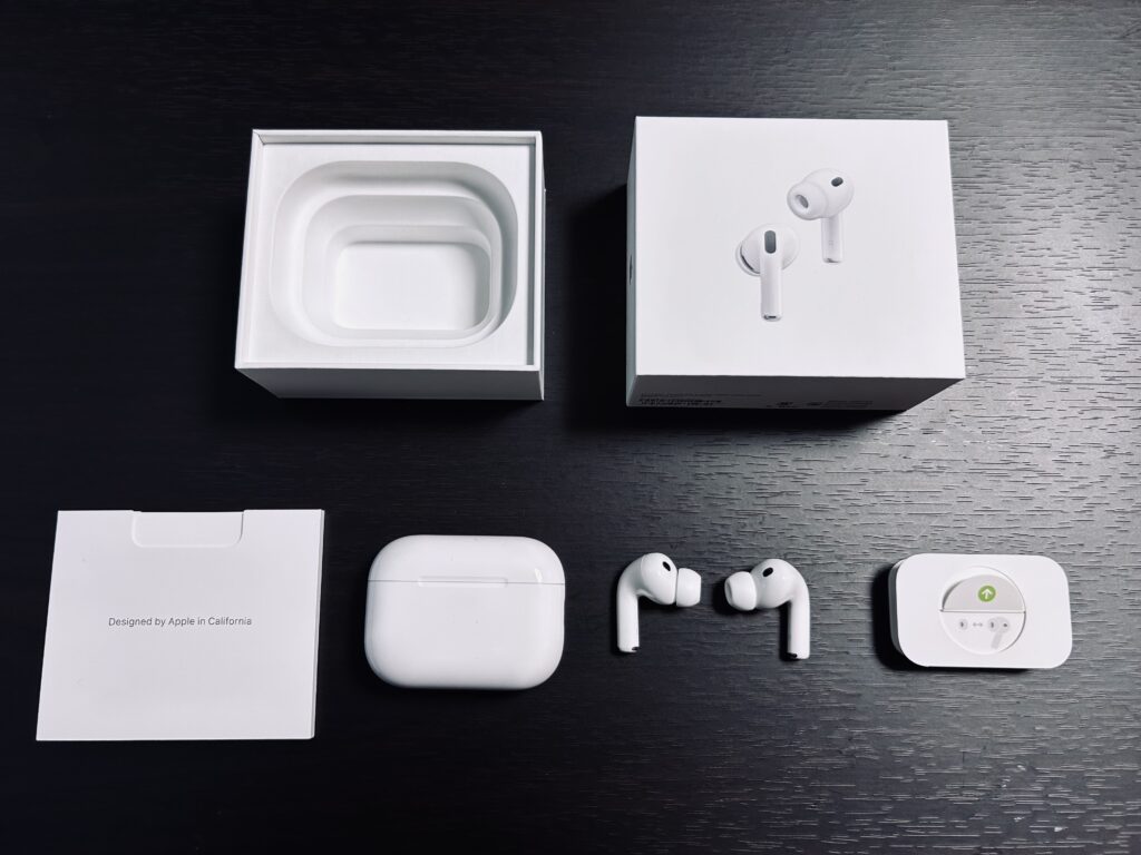 AirPods Pro 3 の同梱物一覧。イヤホン本体、充電ケース、イヤーチップ、マニュアル、パッケージ内容。