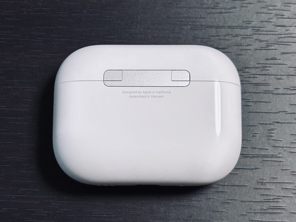 AirPods Pro 3 の充電ケース背面。物理ボタンが廃止された一体型デザイン。