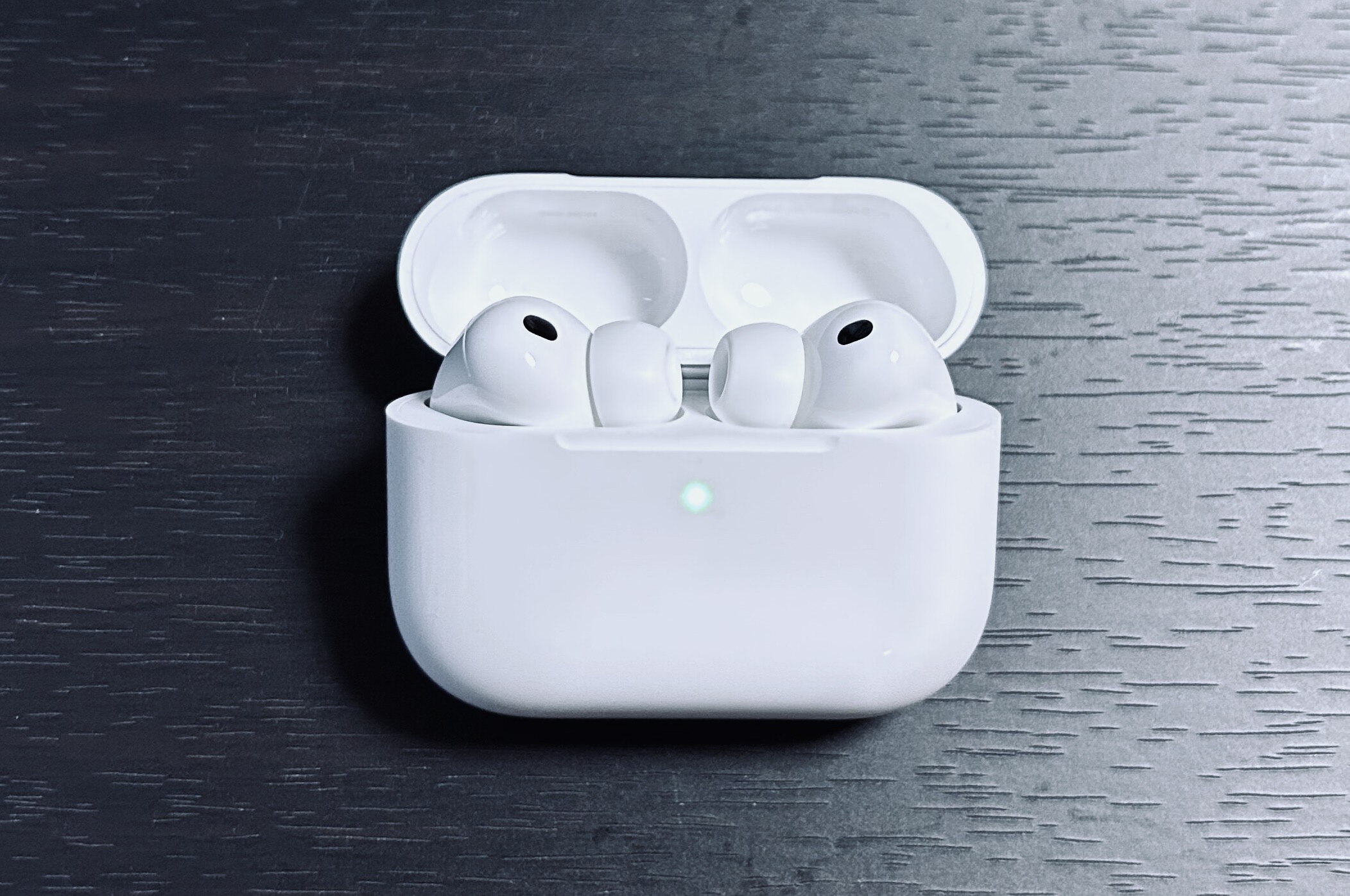 AirPods Pro 3 の充電ケースを開けた状態。イヤホン本体が収納された正面デザイン。