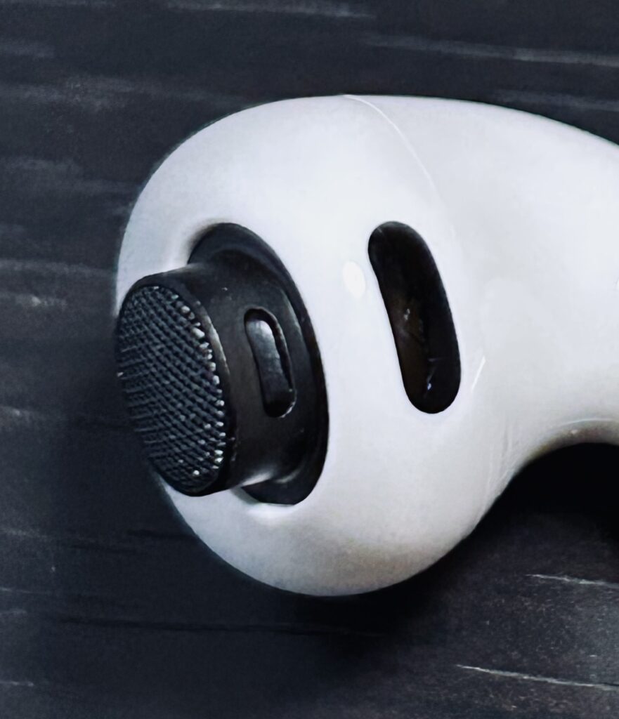 AirPods Pro 3 のイヤーチップ接続部を拡大。スピーカー部分の形状変更が確認できる。