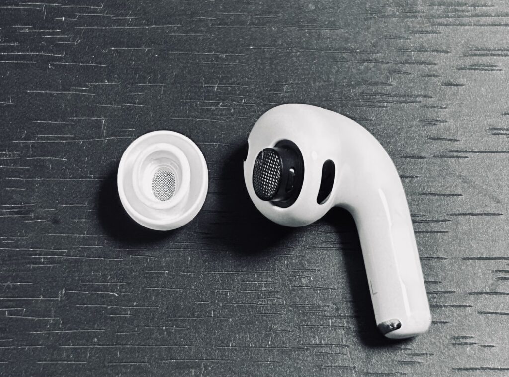 AirPods Pro 3 のイヤーチップを取り外した状態。イヤホン本体とチップの構造を確認できる。