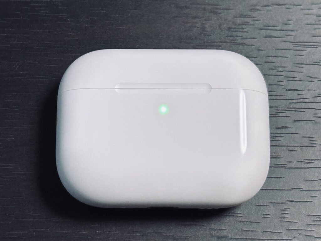 AirPods Pro 3 の充電ケース正面（ランプ点灯時）。光が拡散するような点灯方式に変更。