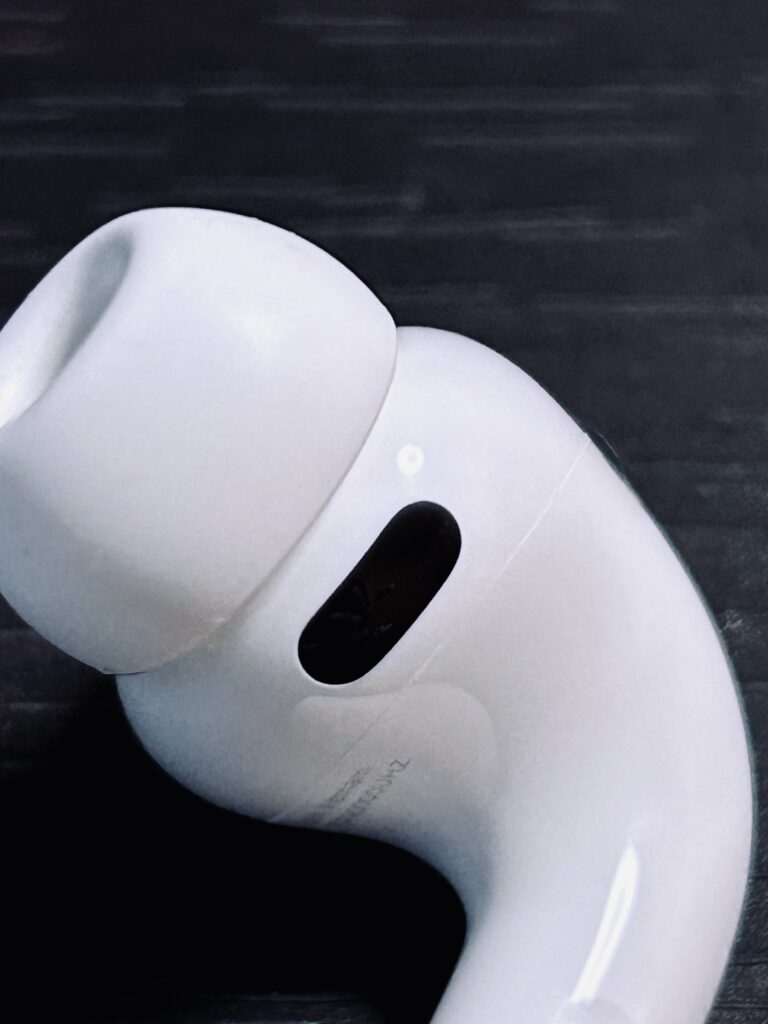 AirPods Pro 3 の心拍センサー部分を拡大。新しく追加されたセンサー構造により、皮膚接触で心拍をリアルタイム計測可能。