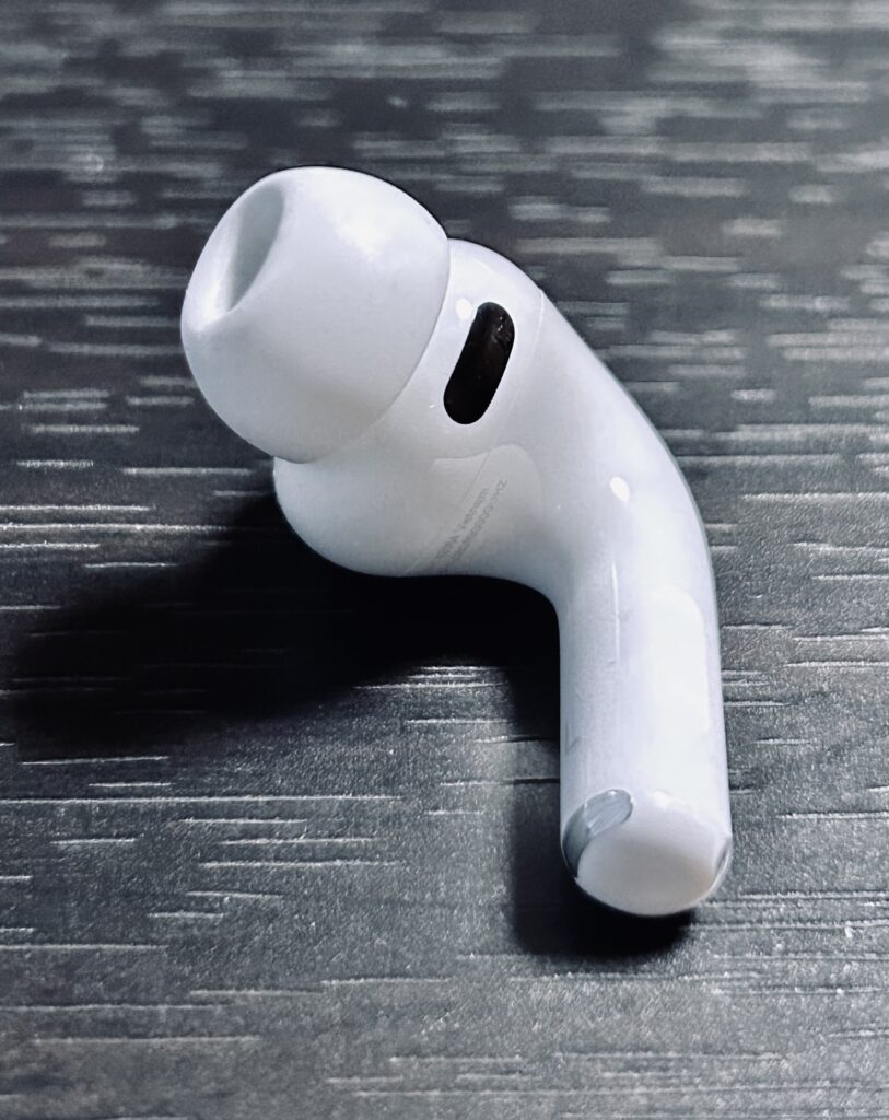 AirPods Pro 3 のイヤホン外側に搭載された心拍センサー。外観デザインと配置位置が確認できる。