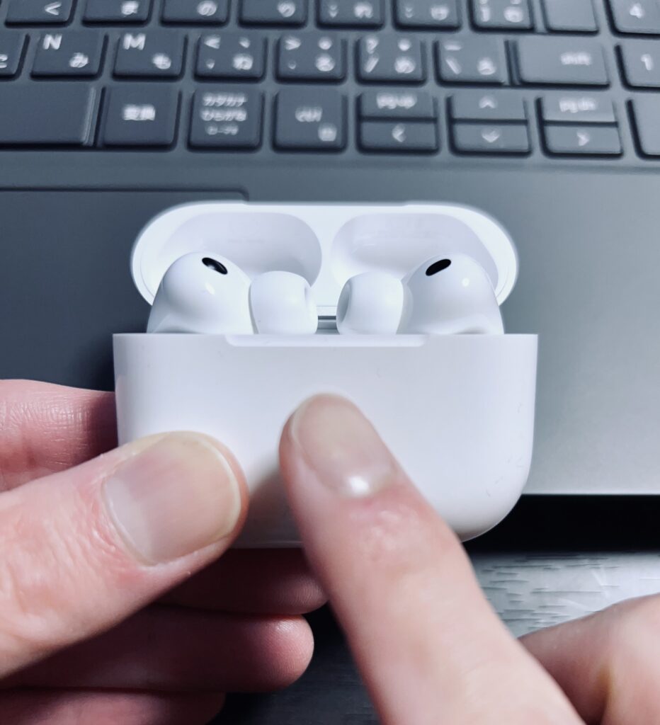 AirPods Pro 3 のペアリング準備。ケース前面を指でダブルタップする前の状態。