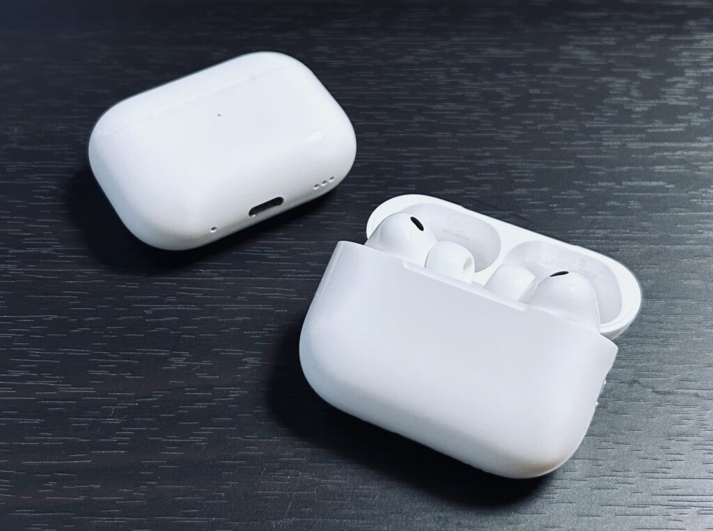 AirPods Pro 3 の本体と充電ケース。後ろに「前作」を配置し、まとめイメージ。