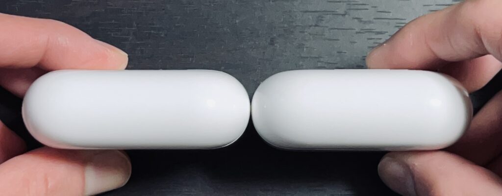 AirPods Pro 2 と AirPods Pro 3 の厚み比較。ほぼ違いは無し。