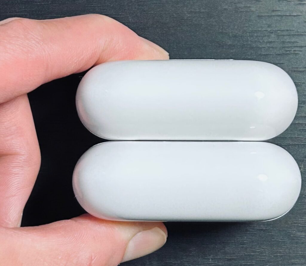 AirPods Pro 3 と AirPods Pro 2 のケース横幅比較。横幅もほぼ同等。
