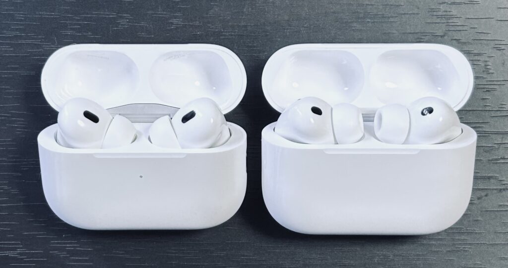 AirPods Pro 2 と AirPods Pro 3 のイヤホンをケースに入れた状態で比較。Pro 3 はイヤホン形状がやや丸みが増した印象。