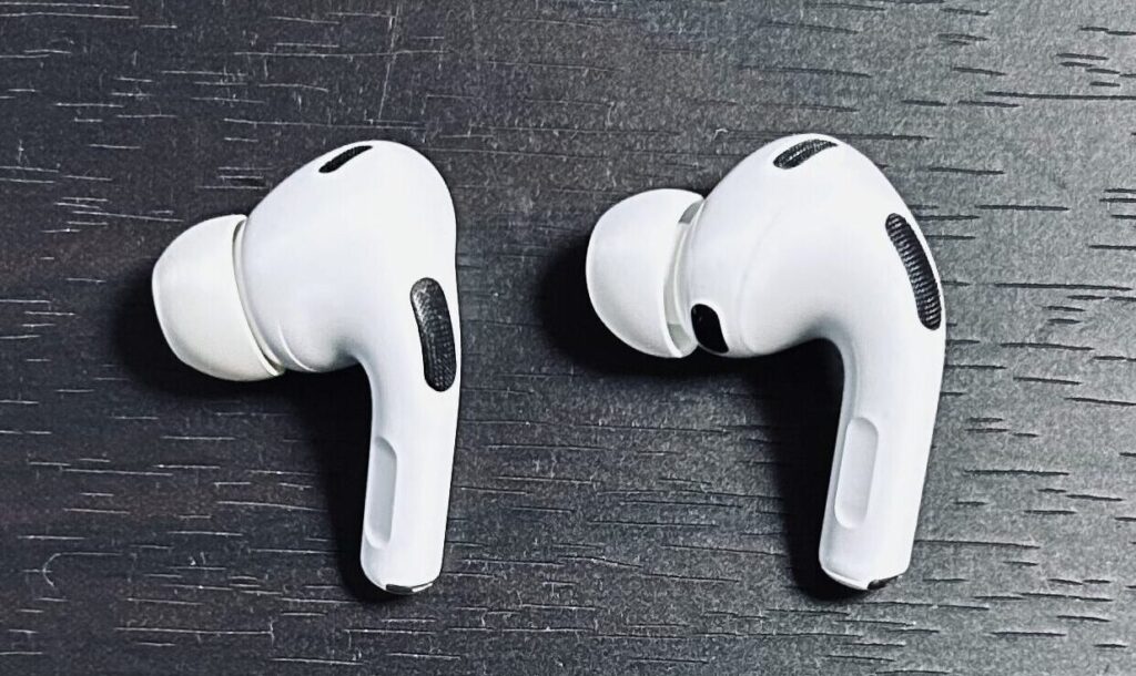 AirPods Pro 3 と AirPods Pro 2 の外側デザイン比較。マイクメッシュやセンサー位置が変更。
