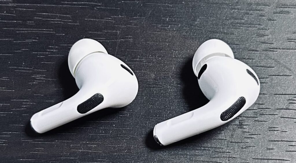 AirPods Pro 3 と AirPods Pro 2 の外側デザイン比較。マイクメッシュやセンサー位置が変更。
