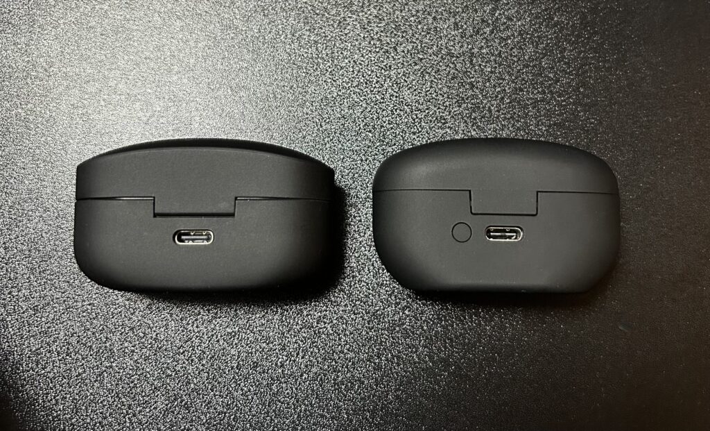 WF-1000XM4 と WF-1000XM5 の充電ケース背面の比較。「M5」はペアリングボタンが追加され、操作性が向上。