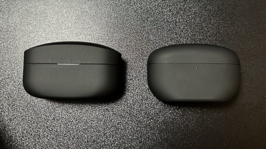 WF-1000XM4 と WF-1000XM5 の充電ケース前面比較（ランプ消灯時）。「M5」は丸みのあるデザインに。