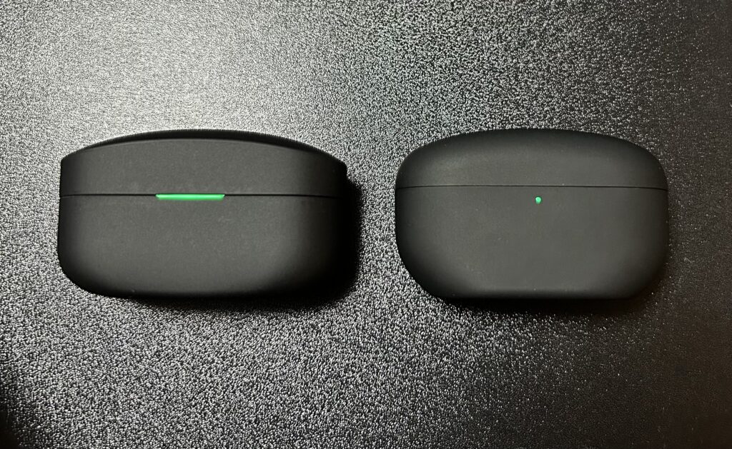 充電ケース前面のランプ点灯比較。「M5」は丸型で小型のインジケーターランプに変更。