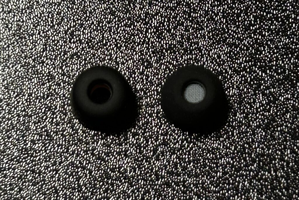 WF-1000XM4 と WF-1000XM5 のイヤーピースを並べて比較。「M5」にはメッシュフィルターが追加され、耳垢の侵入を防げる。