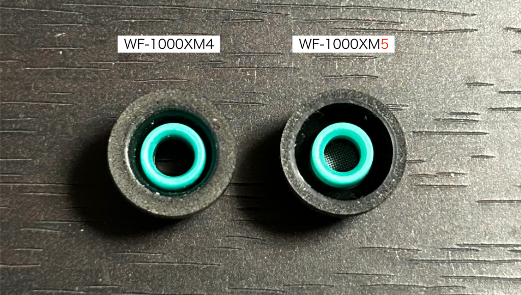 WF-1000XM4 と WF-1000XM5 のイヤーピース内部構造比較。外寸は同等だが、M5 の方がフォーム密度が低くなり装着感が軽くなったことを示す写真。
