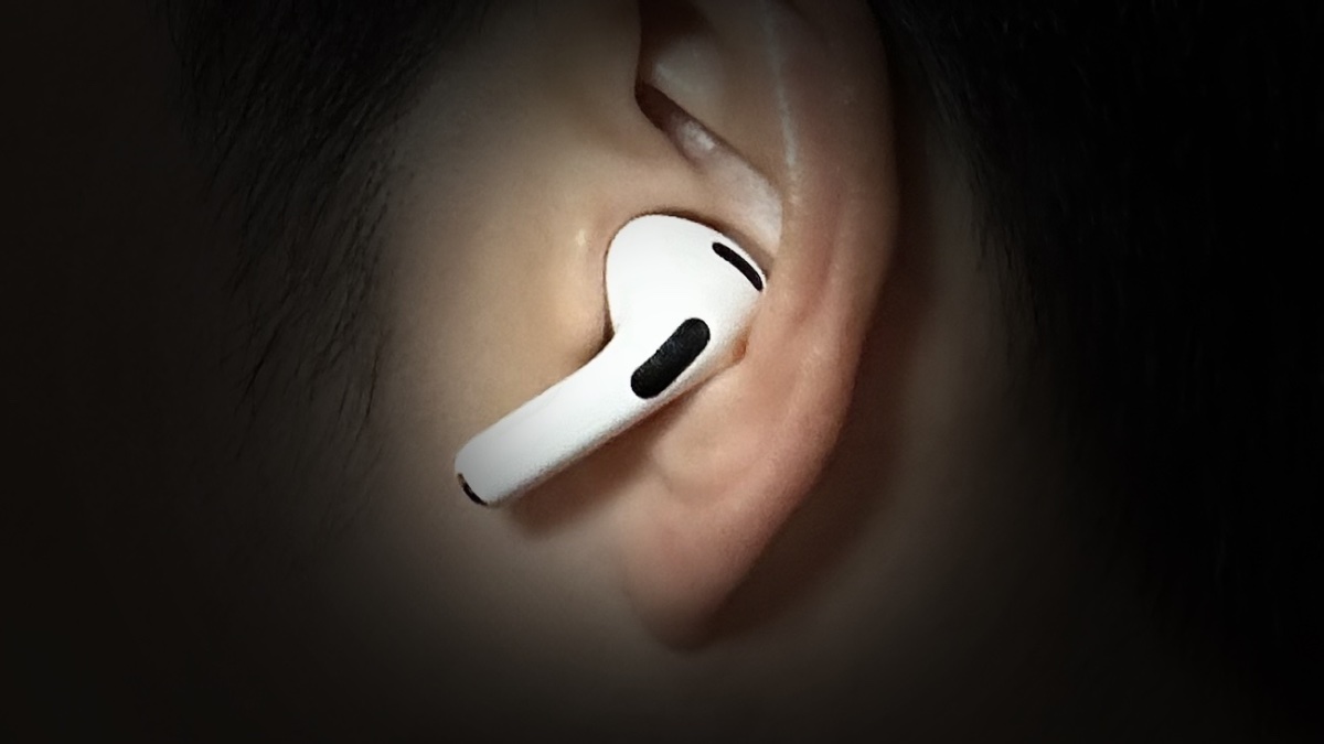 AirPods Pro 2 / 3を装着した状態でヒアリングチェックとヒアリング補助機能を使用している様子（横から撮影）