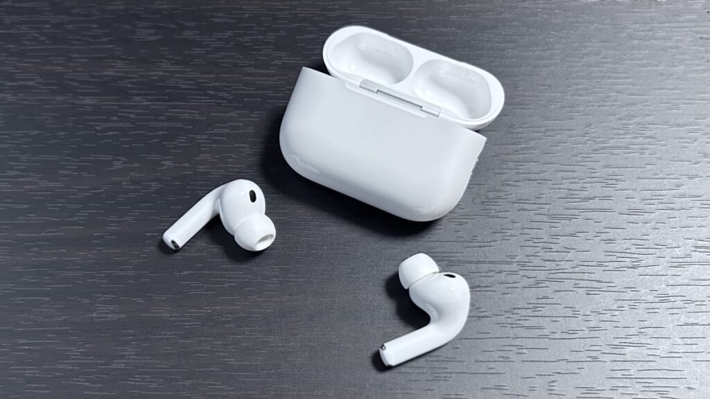 机の上に並べたAirPods Pro 2 / 3本体とケースの俯瞰写真（ヒアリングチェック・ヒアリング補助対応モデル）
