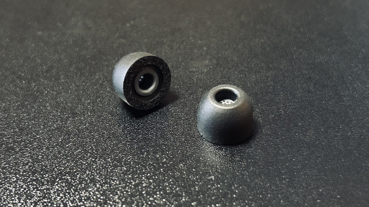 「AZLA SednaEarfit Foamax Standard」のイヤーピースを角度違いで撮影。ウレタンフォームの高密度具合とハニカム構造コアレスワックスガードがわかる画像。