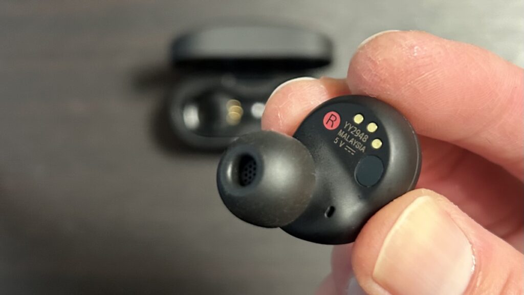 「AZLA SednaEarfit Foamax Standard（Lサイズ）」を装着した「SONY WF-1000XM4」の装着状態（ケース収納前）