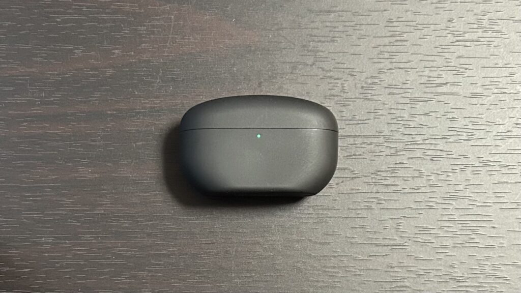 「AZLA SednaEarfit Foamax Standard」を装着した「WF-1000XM5」をケースに収納し、蓋を閉めた状態