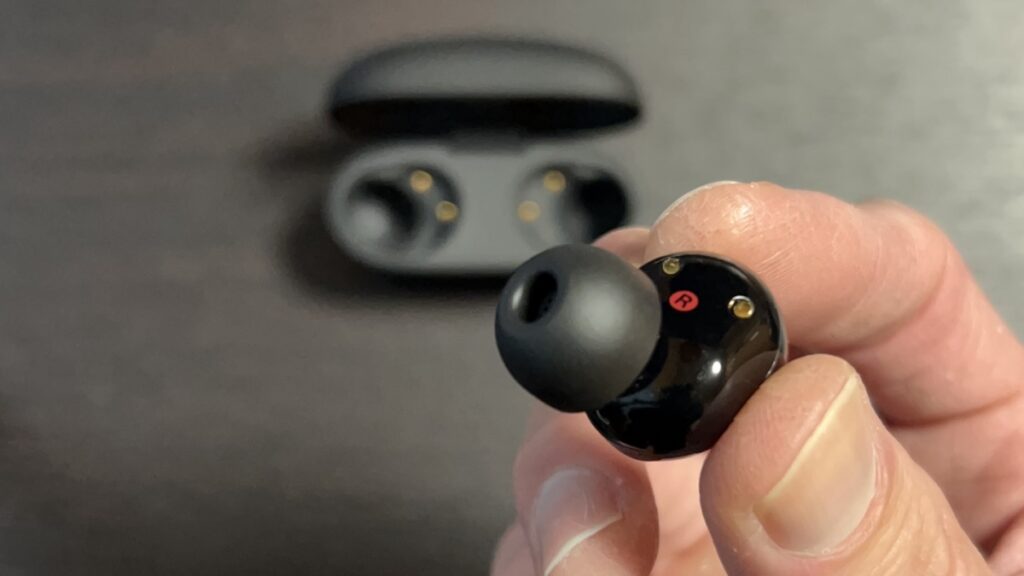 「AZLA SednaEarfit Foamax Standard」を「SONY WF-1000XM5」に装着した状態。Lサイズ装着時の外観