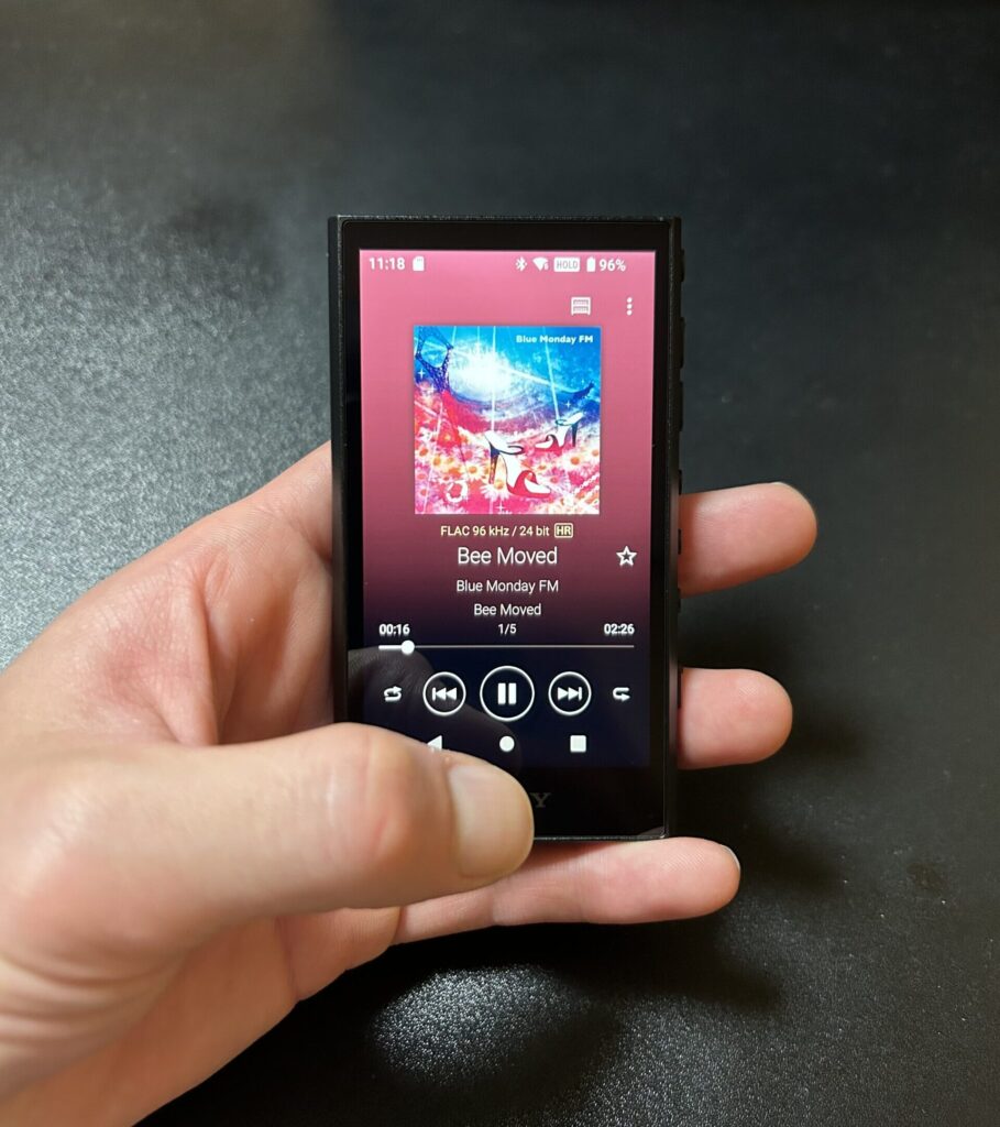 NW-A306を片手で操作している様子。スマホより小さい画面サイズで、片手でも操作しやすいことが分かる実写写真