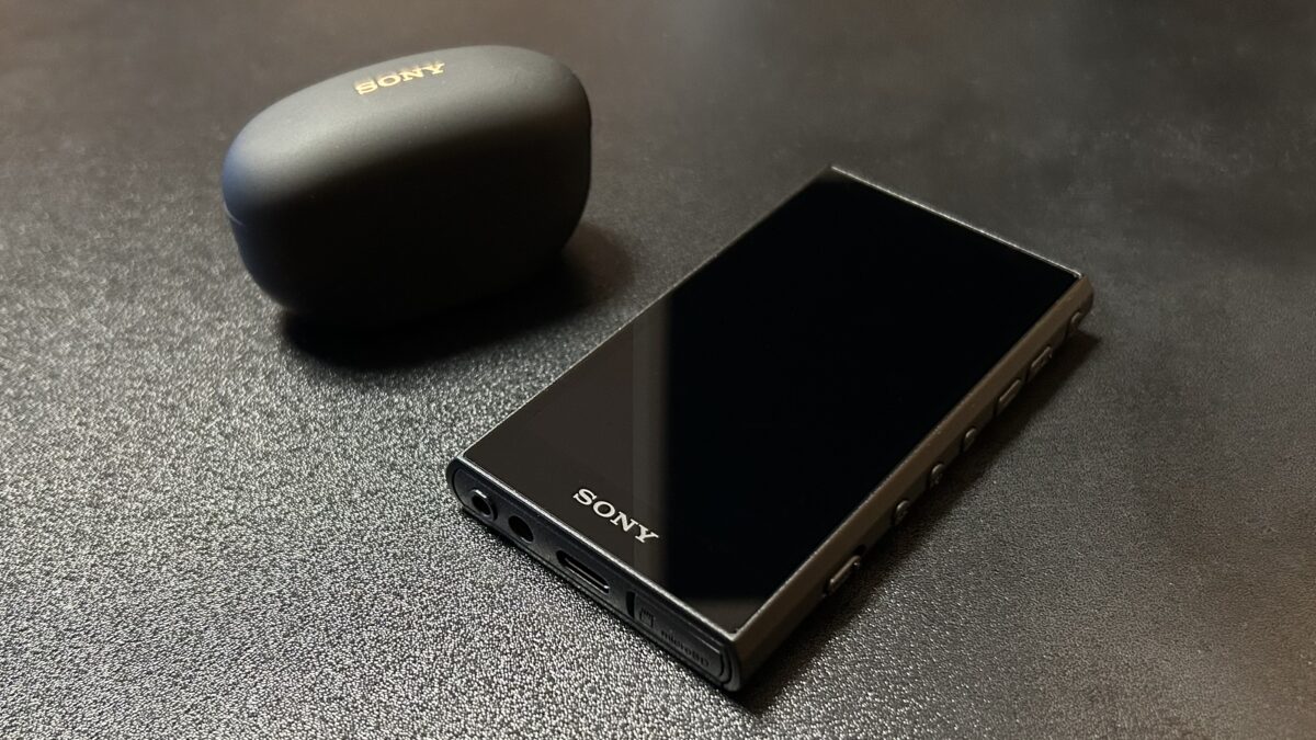 SONY ウォークマン NW-A306 本体とイヤホンケースを並べた総評用イメージ。音楽再生専用機としての使用感を象徴する写真。