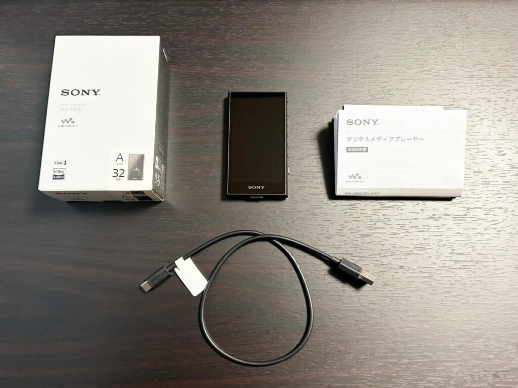 SONY ウォークマン NW-A306 の付属品一式。本体、USB Type-Cケーブル、マニュアル類を並べた様子。