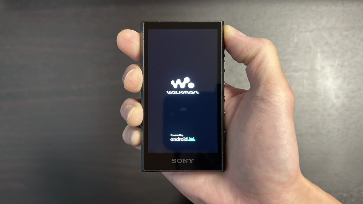 SONY ウォークマン NW-A306の起動画面。Android搭載DAPとしての特徴をレビューする記事のアイキャッチ画像