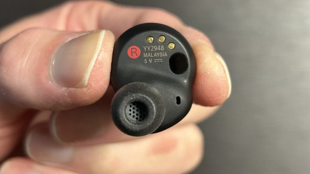 「SONY WF-1000XM4」に「AZLA SednaEarfit Foamax Standard」を装着した状態