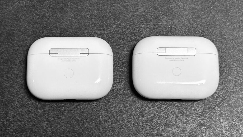 AirPods Pro 第1世代と第2世代の充電ケース背面比較（ペアリングボタンの位置やデザインの違い）