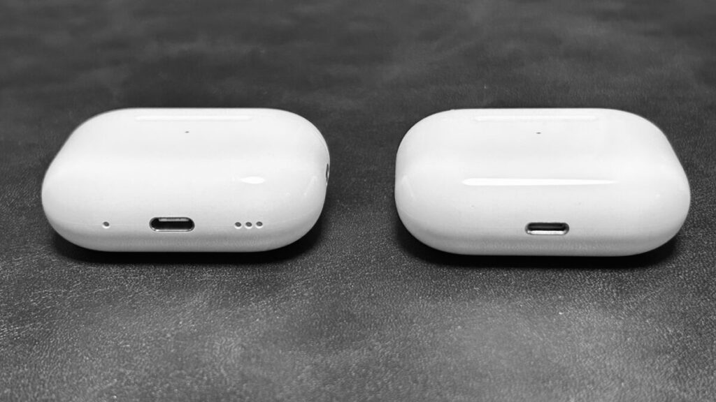 AirPods Pro 第1世代のLightning端子と第2世代のUSB-C端子の比較画像