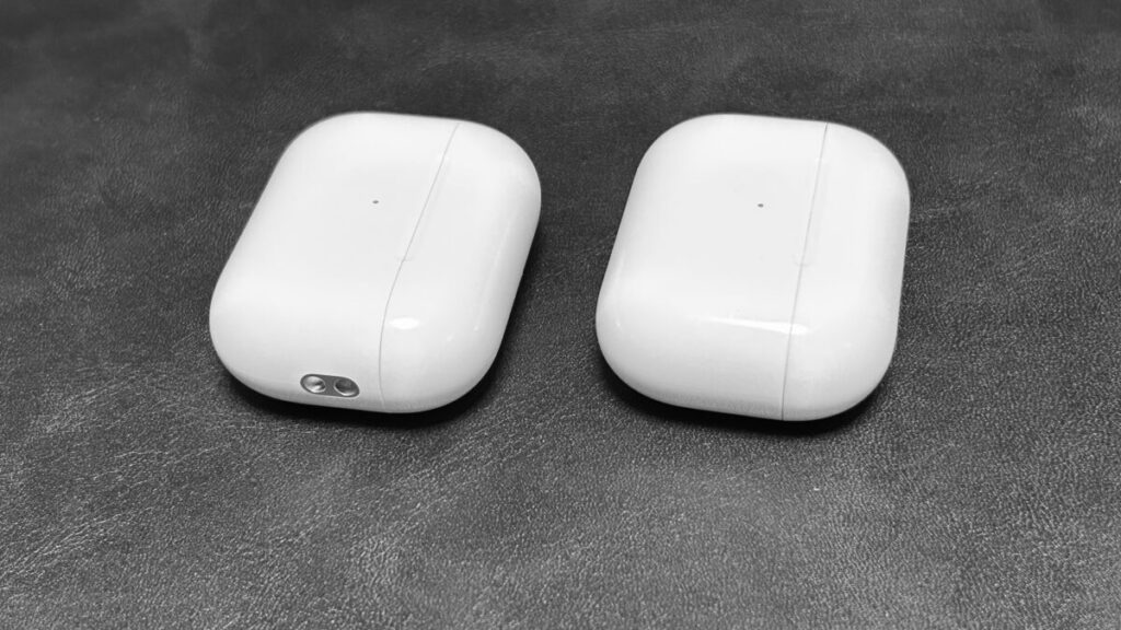 AirPods Pro 第1世代と第2世代の充電ケース（側面）の比較。第2世代のストラップホールが追加されている様子。
