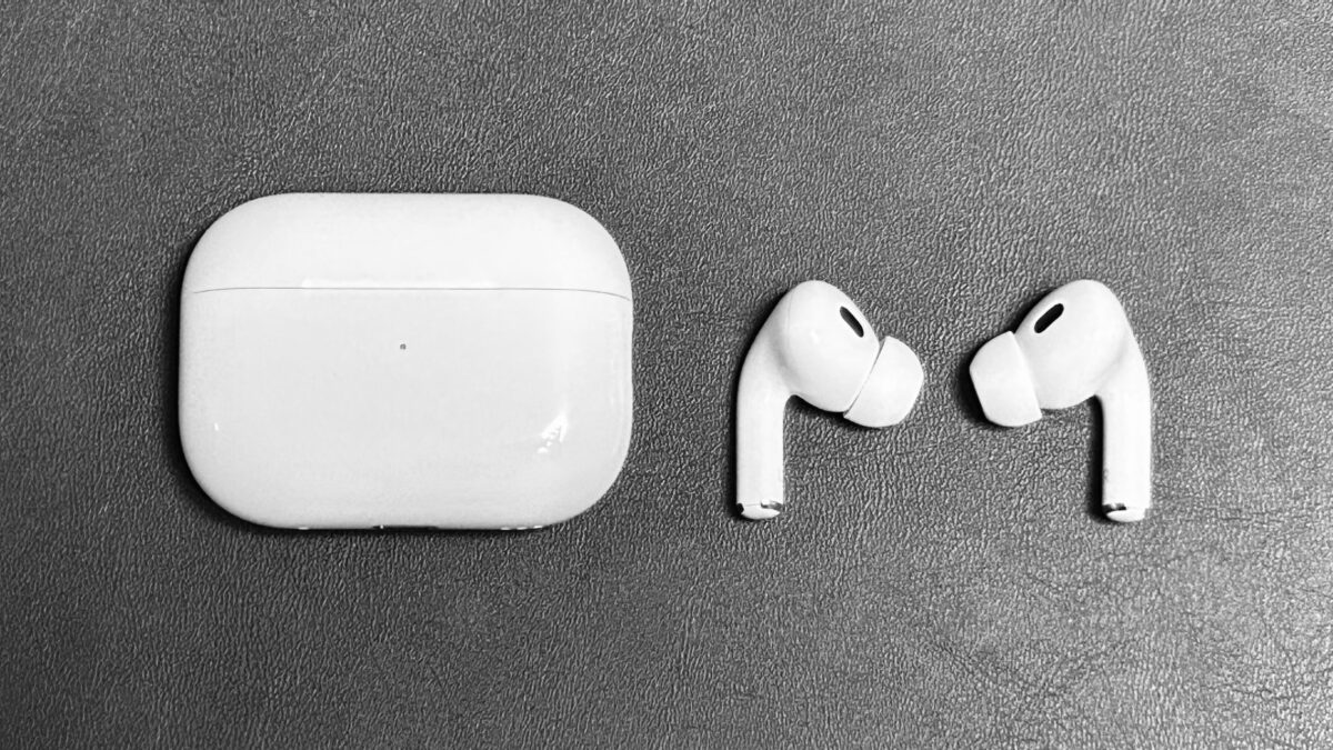AirPods Pro 第2世代のUSB-C充電ケースとイヤホン本体のフラットレイ写真