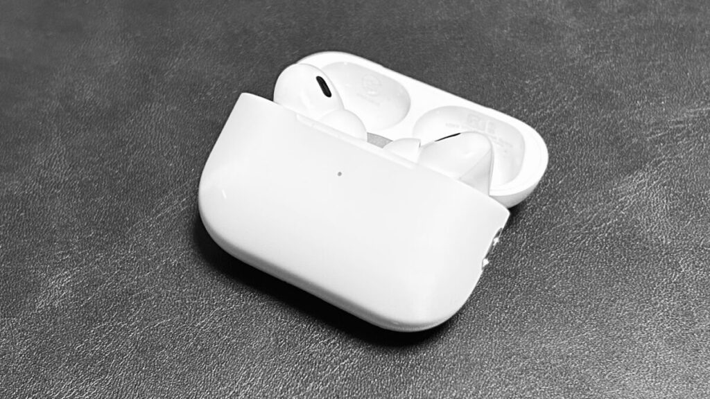 AirPods Pro 第2世代の充電ケースに収納されたイヤホンの写真。まとめレビュー用のイメージカット。
