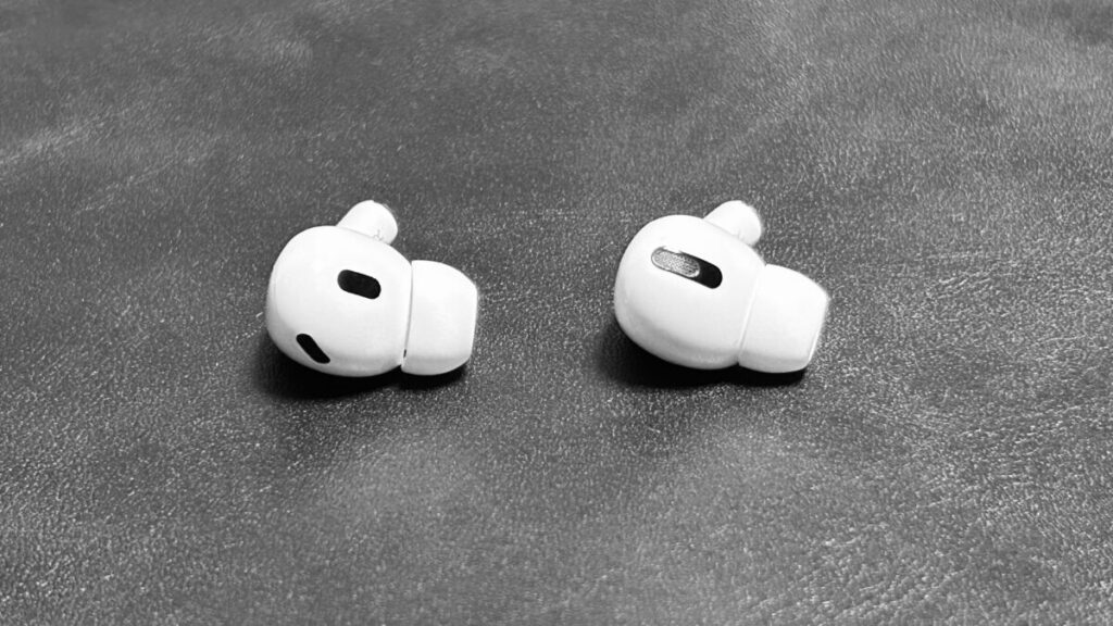 AirPods Pro 第2世代と第1世代のイヤホン本体（いずれも右側）の上面を比較した画像