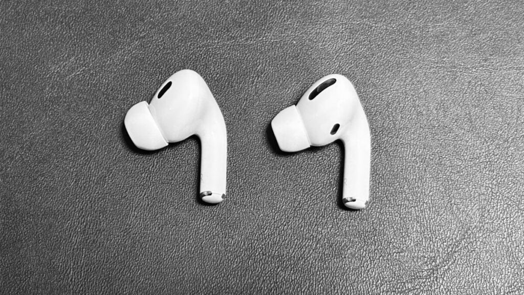 AirPods Pro 第2世代と第1世代のイヤホン本体（いずれも右側）を正面から比較した画像