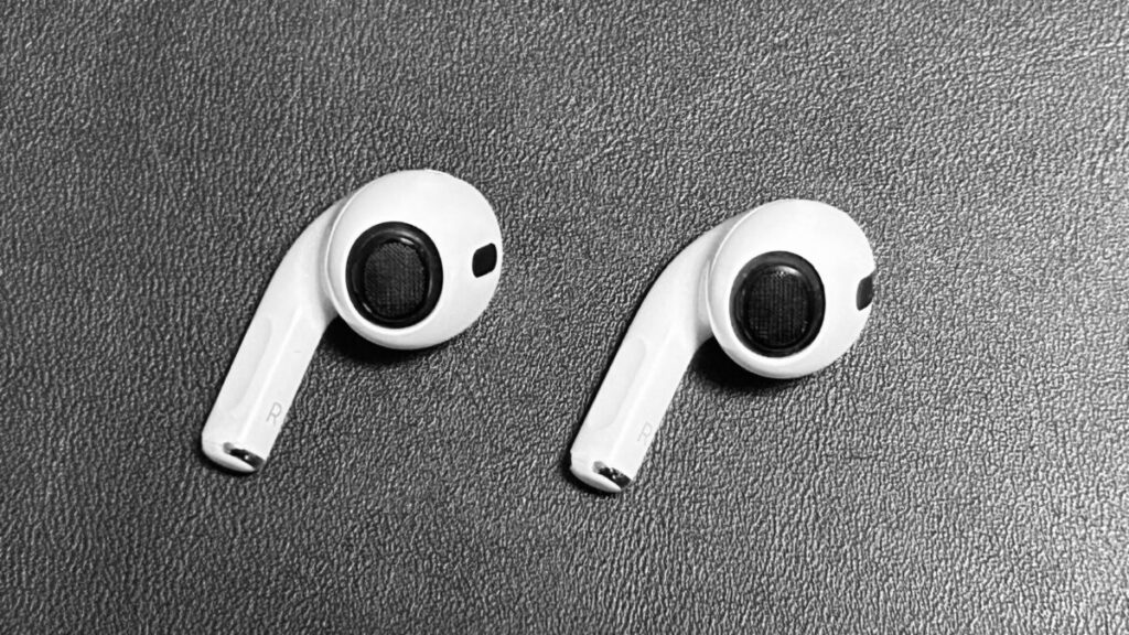AirPods Pro 第2世代と第1世代のイヤーチップ取り付け部分を比較した画像。イヤーチップの互換性を確認できる。