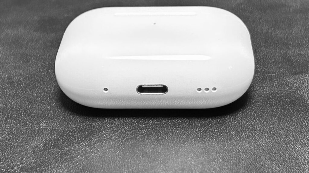 AirPods Pro 第2世代の充電ケース底面に搭載されたスピーカー穴のアップ写真