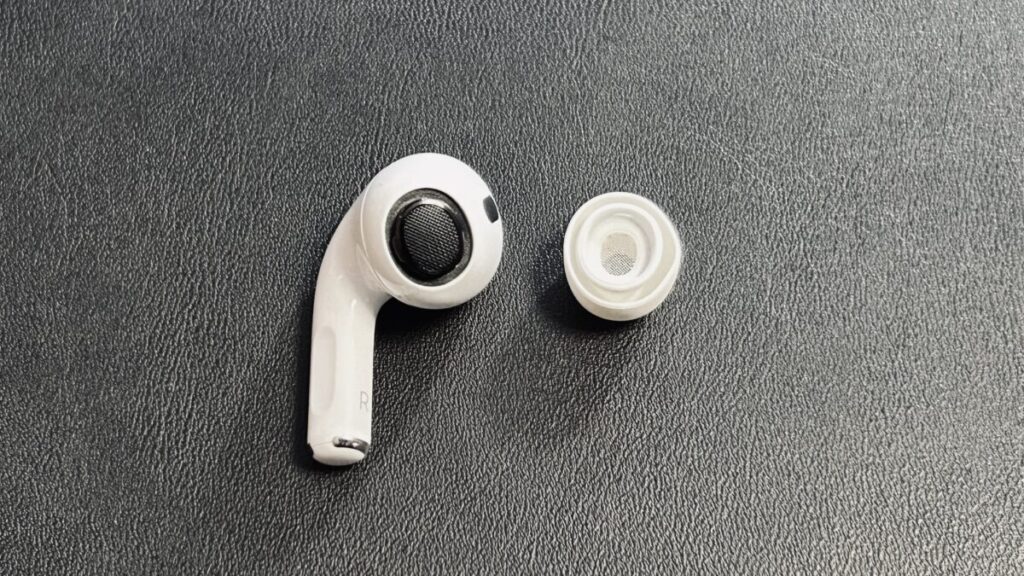 AirPods Pro 2のイヤーチップ接続部。イヤーチップを外した状態の本体構造