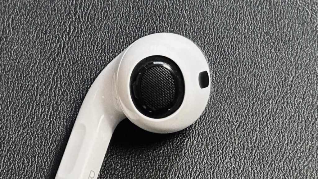 AirPods Pro 2のイヤーチップ接続部クローズアップ。
