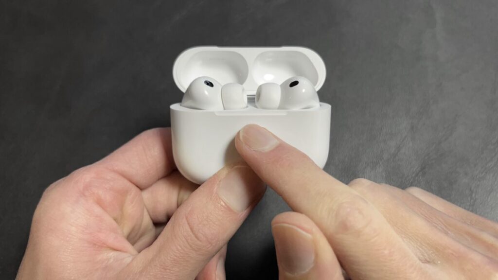 AirPods Pro 3のペアリング手順①。ケースを開け、前面をダブルタップしてペアリングモードを開始する操作