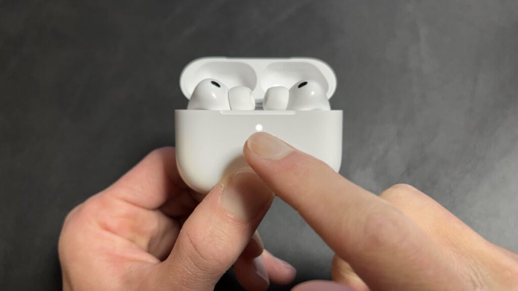AirPods Pro 3のペアリング手順②。ケース前面のLEDが白く点灯し、ペアリングモードに入った状態