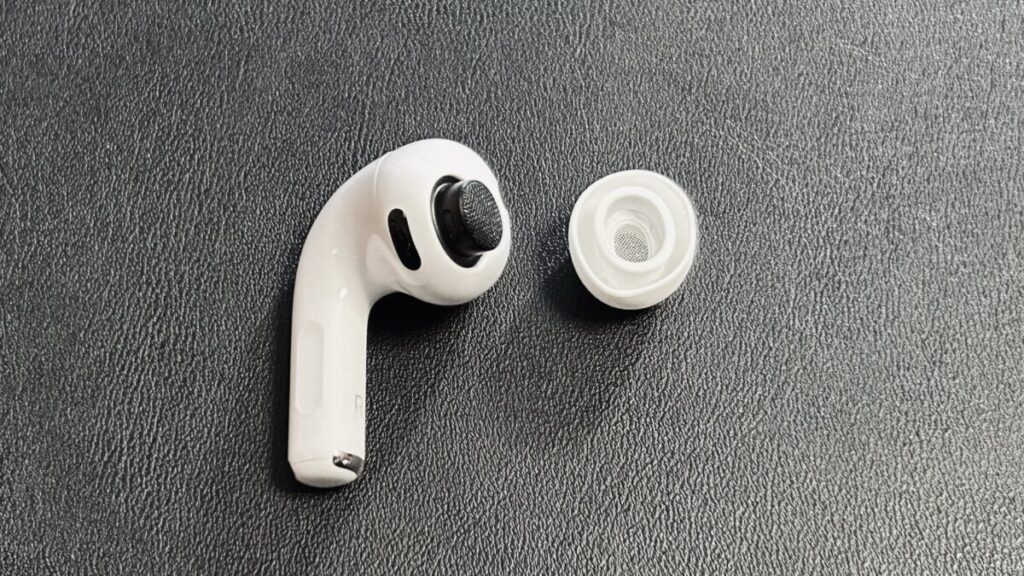 AirPods Pro 3のイヤーチップ接続部。イヤーチップを外した状態の本体構造